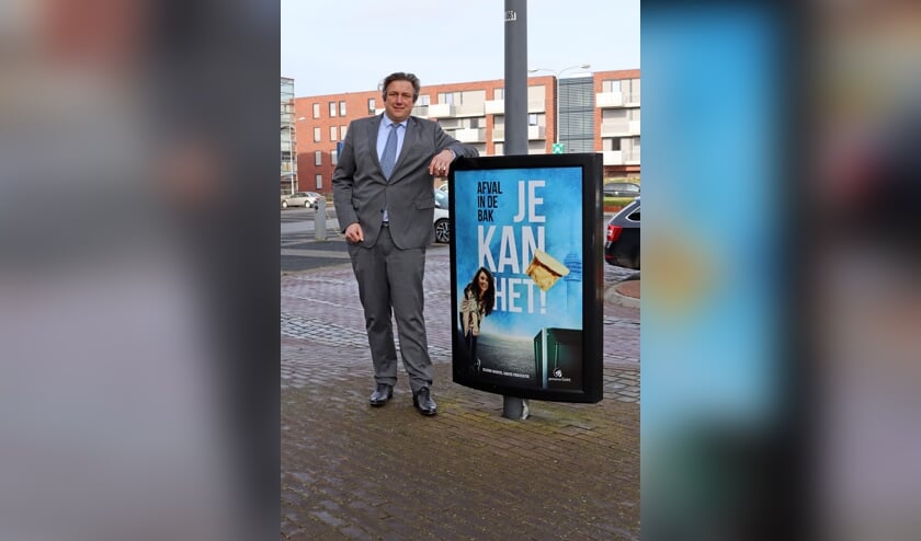 <p>Wethouder Cees Pille bij een van de campagneposters.</p>