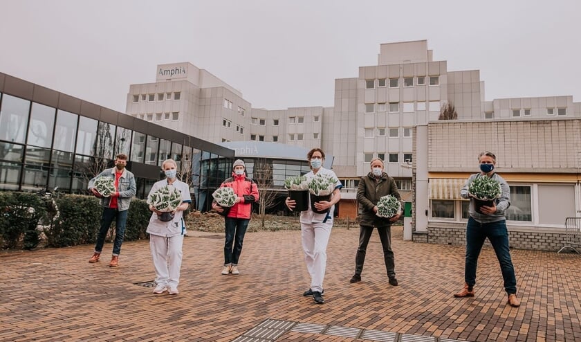 Medewerkers van het Amphia, Revant, BOA's, politieteam Markdal en politieteam Weerijs werden verrast met bloemen.