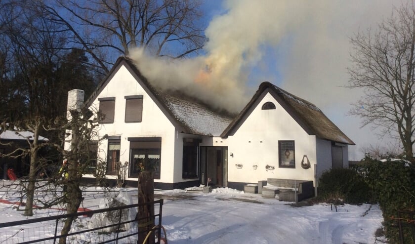 De brand is overgeslagen op de rieten kap.