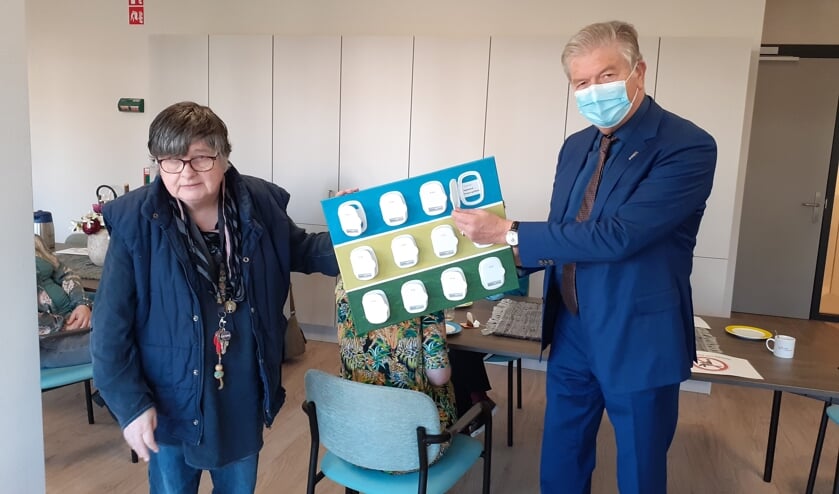 <p><em>Burgemeester Frank Petter krijgt een canvas met een verhaal cadeau, gemaakt door de bewoners</em> </p>