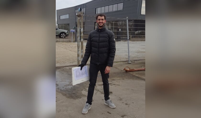 <p>Lorenzo Somai doet onderzoek naar afval op de zeebodem.</p>