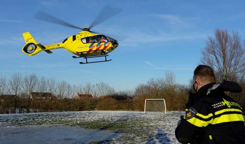 De traumahelikopter landde op een nabijgelegen voetbalveldje.