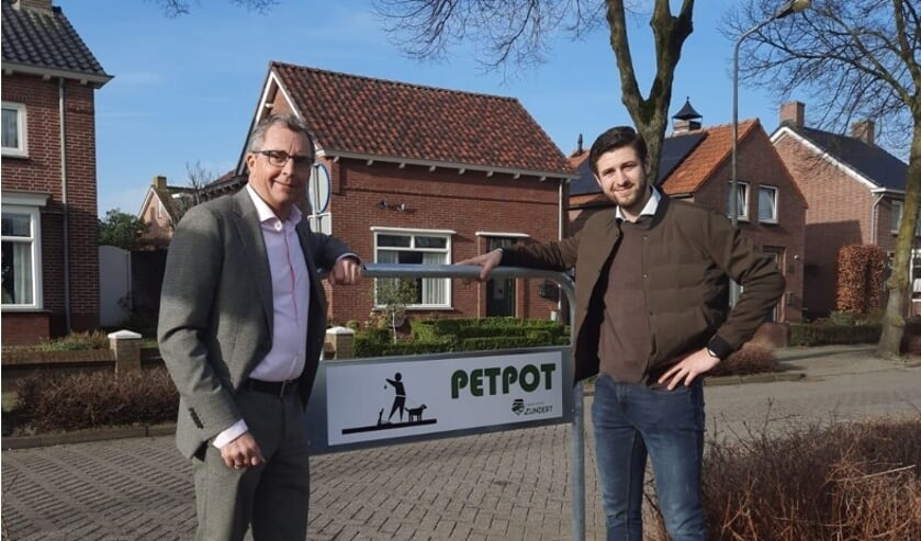<p>Wethouder Johan de Beer (l) samen met Tijmen Dekkers, een van de bedenkers van de bedenkers van de ondergrondse afvalcontainers voor hondenpoep.</p>