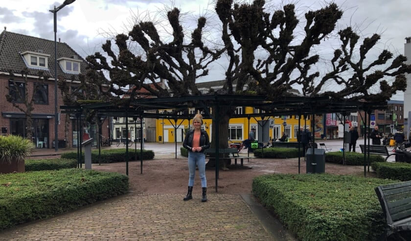 <p>Sylvana IJsselmuiden promoot de Moeierboom.</p>
