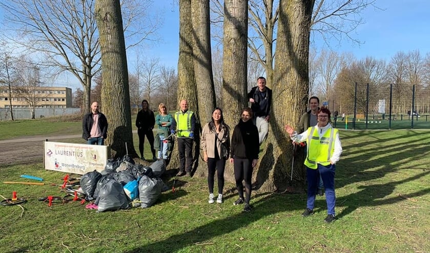 De Prullenprikkers haalden weer een hoop afval op.