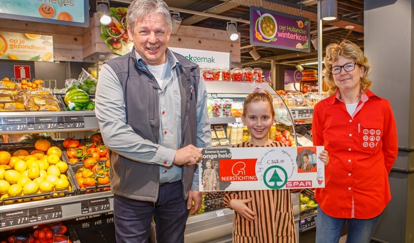 Thoolse held Emma neemt cheque in ontvangst
