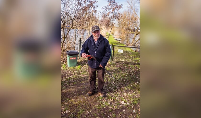 <p>Kees Hendrickx maakt twee keer per dag een rondje langs de visput aan de Kleine Heistraat om zwerfafval te lijf te gaan.</p>