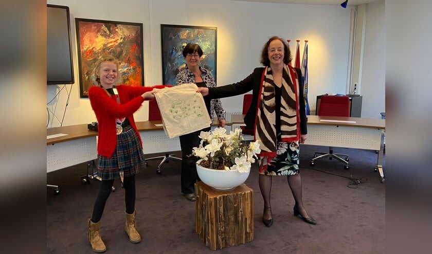 Kinderburgemeester Mares introduceert zelfontworpen, herbruikbare tas