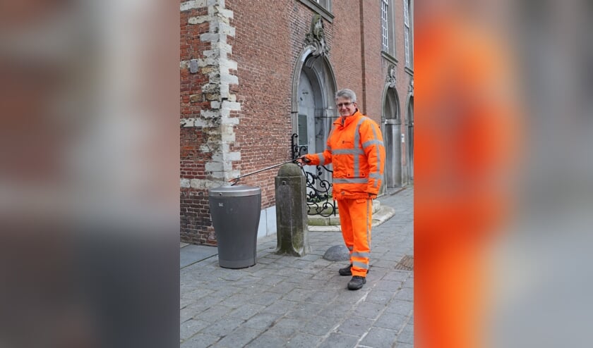 <p>Ben Verberk aan het werk in de binnenstad van Goes.</p>