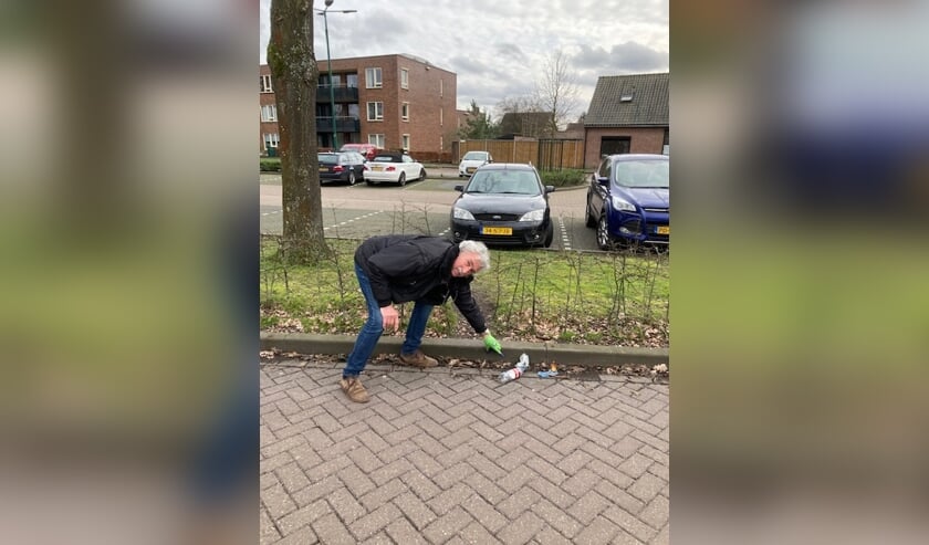<p>Ton Langenberg uit Putte ruimt elke dag afval op.</p>