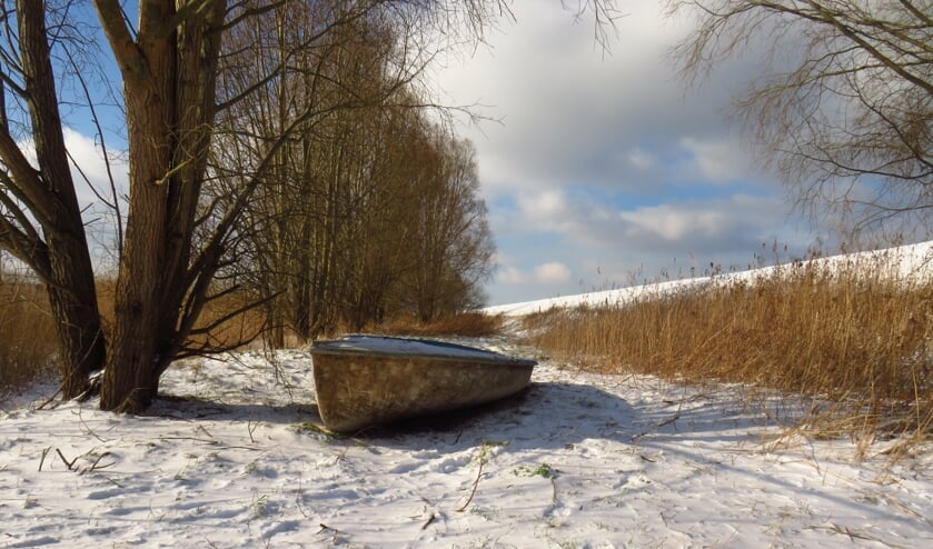 <p>Een sfeervolle foto van een oude boot in de sneeuw bij Krabbendijke.</p>