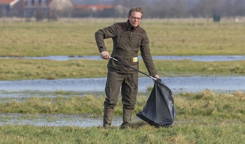 <p>Marcel Klootwijk ruimt zwerfvuil op in de natuur.</p>