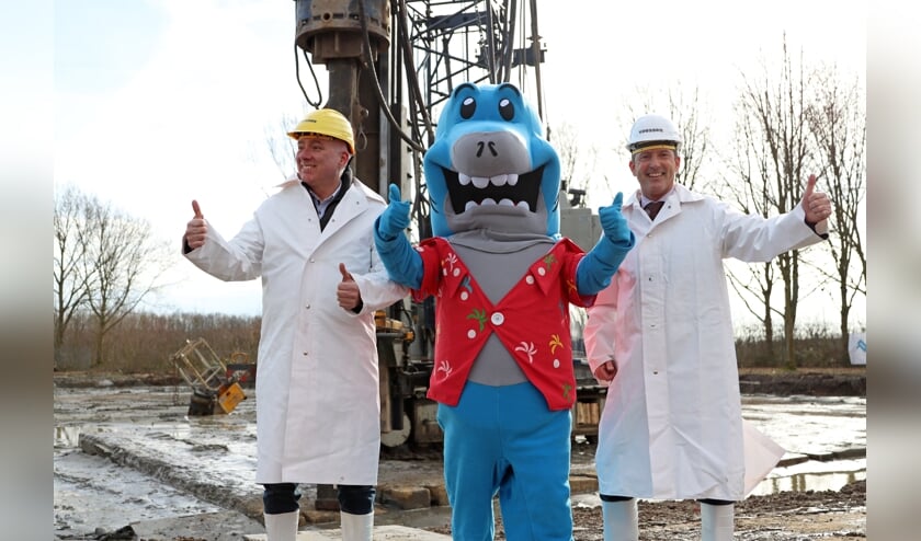 <p>Wethouder Jon Herselman (r), directeur Hans Moors van bouwbedrijf Vaessen en de mascotte zijn blij dat de bouw kan beginnen.</p>