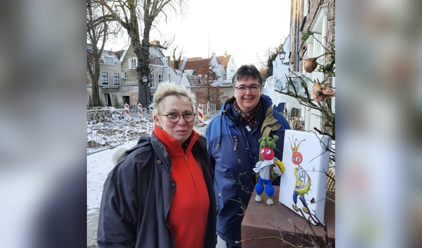 Iena (links), haar vriendin Jacky en de gehaakte Rozenbottel.