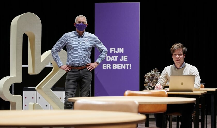 <p>Wethouder René van Ginderen en voorzitter jongerenraad Sebastiaan Waegemaekers bij nieuw ingerichte studieplekken in theater de Kring</p>