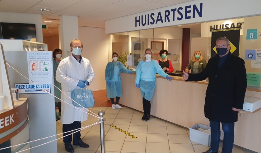<p>Burgemeester Ruud van den Belt kwam het prikteam hoogstpersoonlijk een hart onder de riem kwam steken. </p>