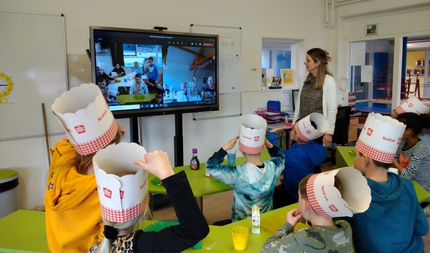 Kinderen van de Eevliet videobellen met clienten van de Stoofhoeve