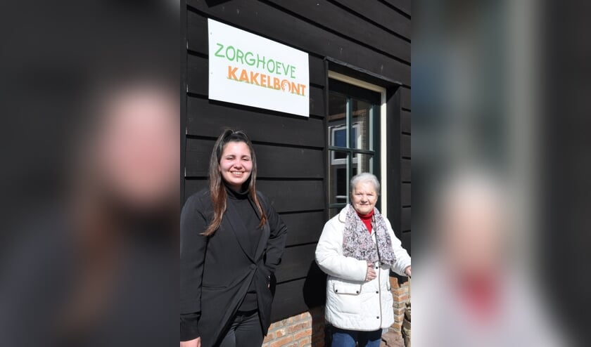 <p>Annie van Schoor-Bogers en stagiair Ileida Bulut bij Zorghoeve Kakelbont.</p>