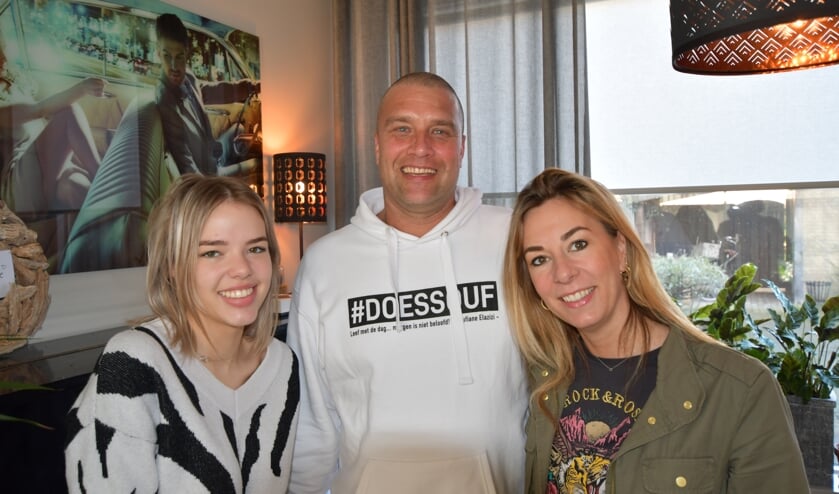 <p>Janneke van Etten (r), Rob Ottenhof en links bonusdochter Dewi.</p>
