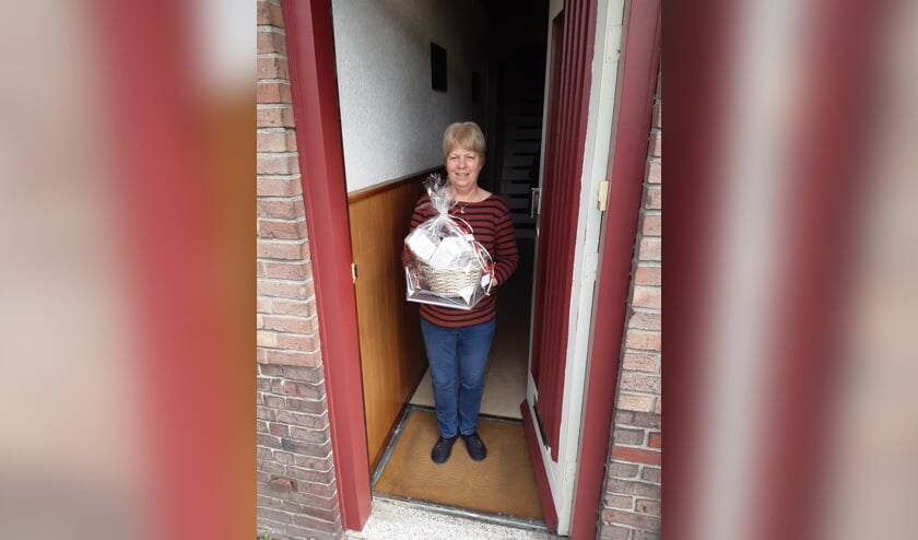 <p>Corina de Koning-Koolen is blij verrast met haar pakket.</p>