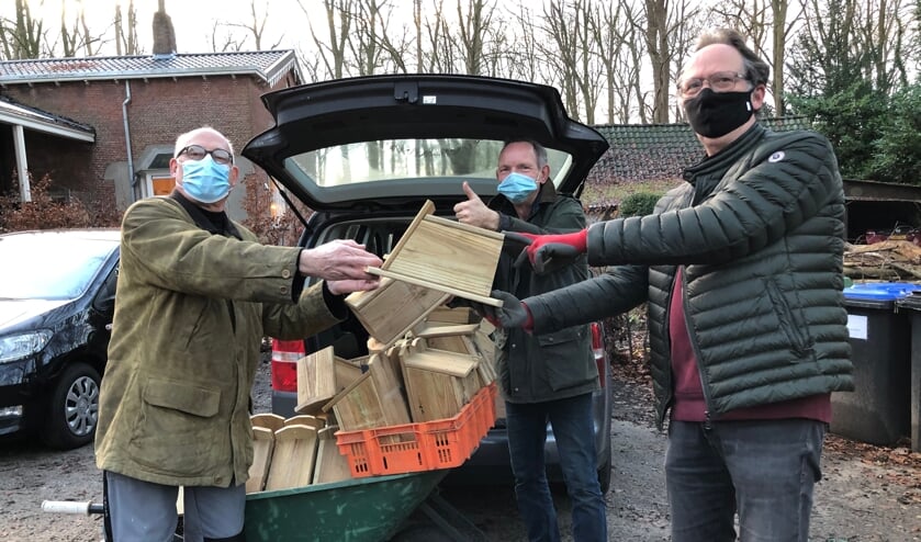 <p>Lions verkopen vogelhuisjes voor het goede doel.</p>