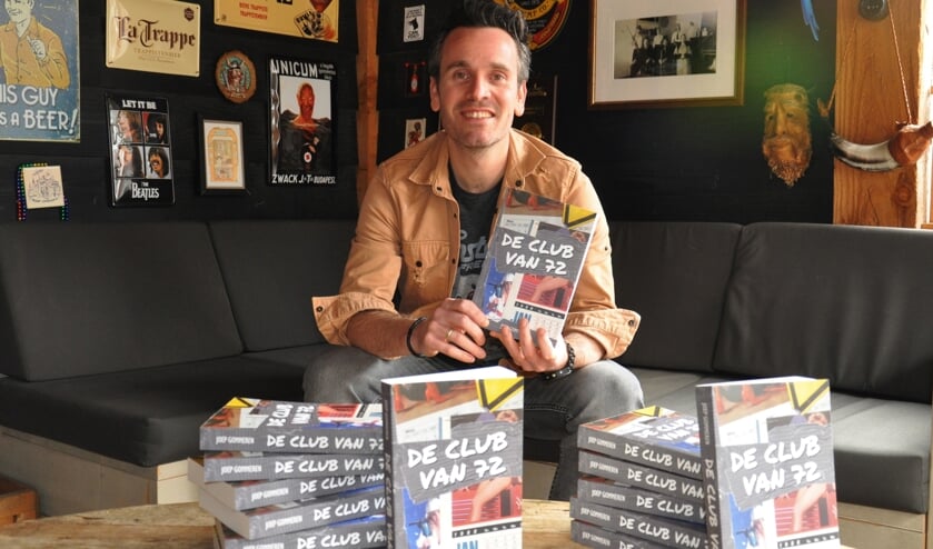 <p>Joep Gommeren in zijn tuinhuisje waar hij grotendeels 'De Club van 72' schreef.</p>