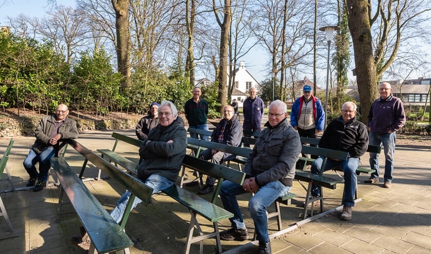 <p>Elke maandag gaan vrijwilligers aan de slag in en rond de Sint Willibrorduskerk.</p>