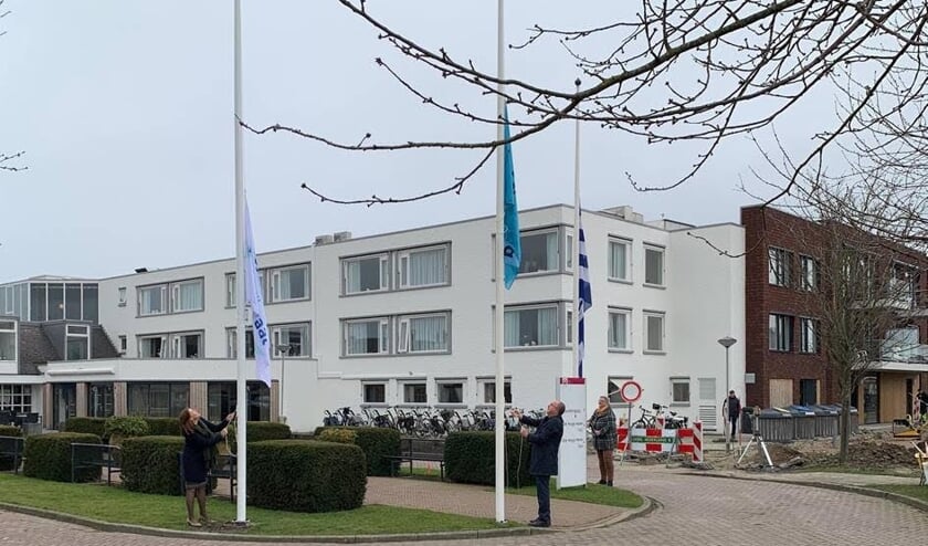 <p>De vlaggen worden gehesen voor de opening van De Spindel.</p>