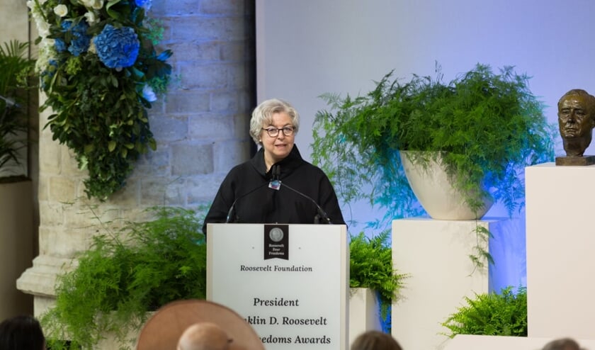 Anne Roosevelt, kleindochter van Franklin D. Roosevelt, spreekt tijdens de ceremonie de kijkers toe.
