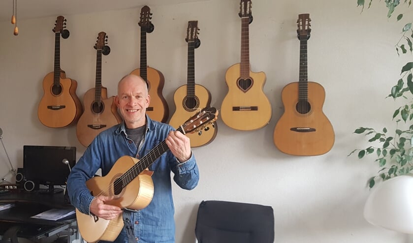 <p>Vincent bij een gedeelte van zijn handgemaakte gitaren.</p>