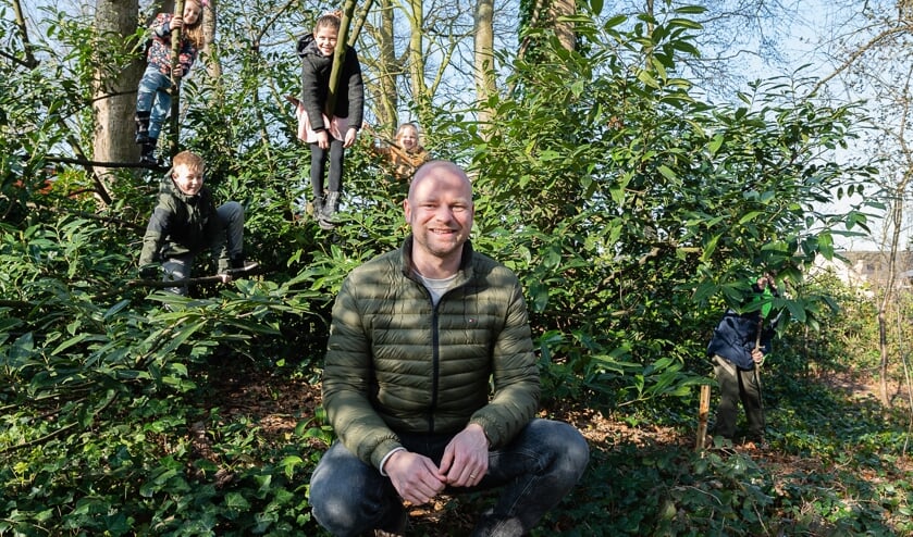 <p>Op de voorgrond schooldirecteur Jelle Oomen. Zoek de vijf leerlingen.</p>