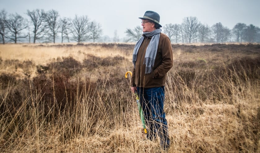 <p>Ad de Klerk op de Oude Buisse Heide, de plaats waar zijn streekroman zich afspeelt: 'Familiegeschiedenis is mijn inspiratiebron' </p>