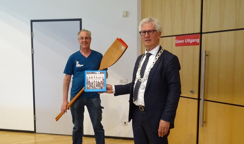 Fred Huneker en burgemeester Klijs met het boek.