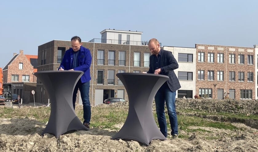 L'Escaut woonservice en wethouder Sem Stroosnijder tekenen de overeenkomst voor De Dempo.