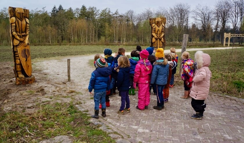 De ridders begroeten jonge bezoekers