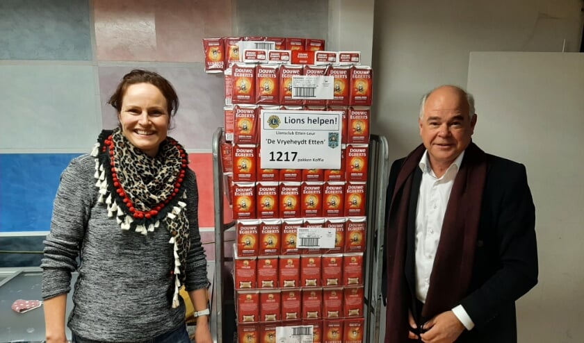 : Lion Jan van de Riet draagt de Koffiepakken over aan Margreet Jans