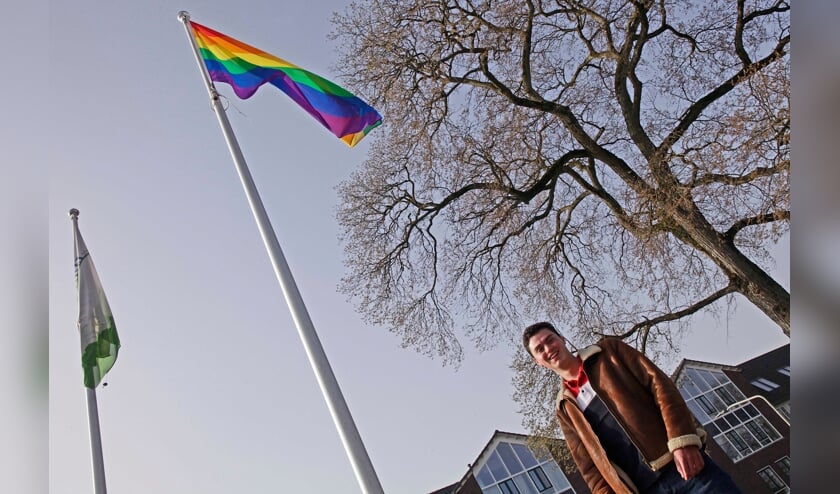 <p>Jeroen van der Ha hijst de regelboogvlag voor twintig jaar homohuwelijk.</p>