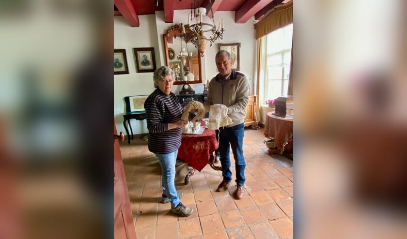 Cees Machielsen overhandigt de muts aan Coby van Ooijen