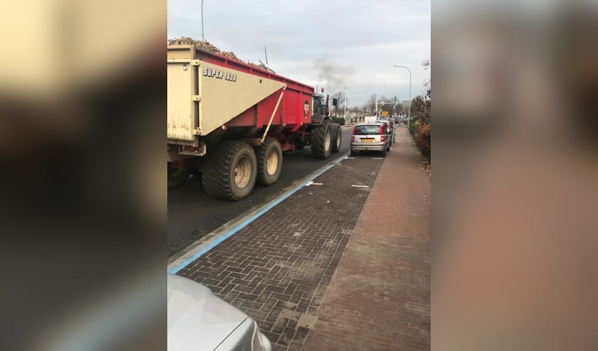 <p>Tractoren op de Poelendaeleweg in Middelburg</p>