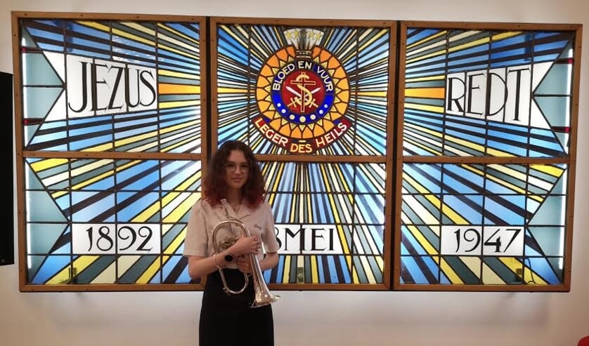 <p>De 15-jarige Judith maakt muziek bij het Leger des Heils.</p>