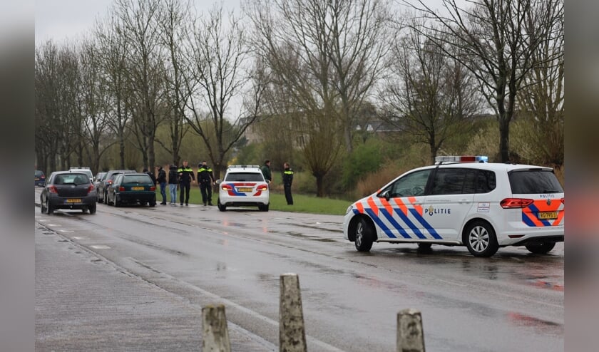 De politie kwam met meerdere voertuigen ter plaatse.