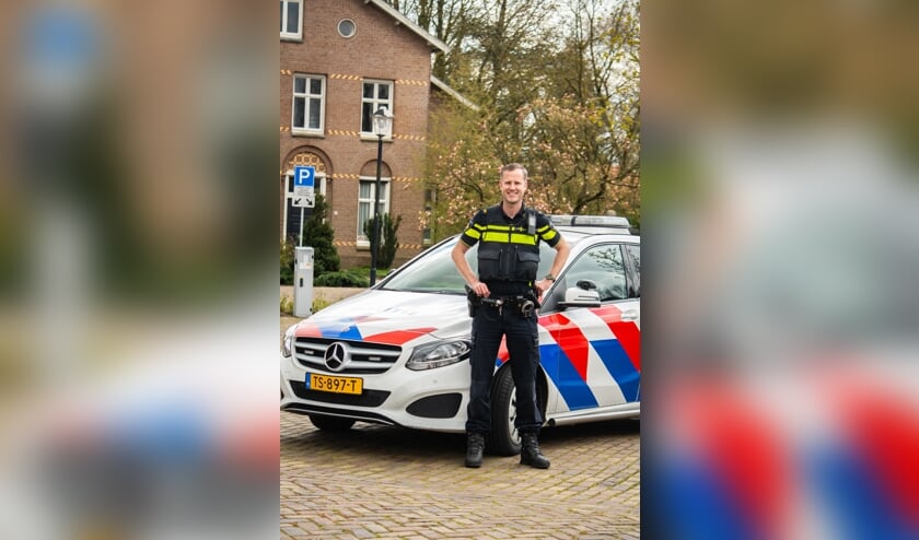 <p>Wijkagent Marten Bullema doet verschillende dingen om het hardrijden tegen te gaan.&nbsp;</p>  