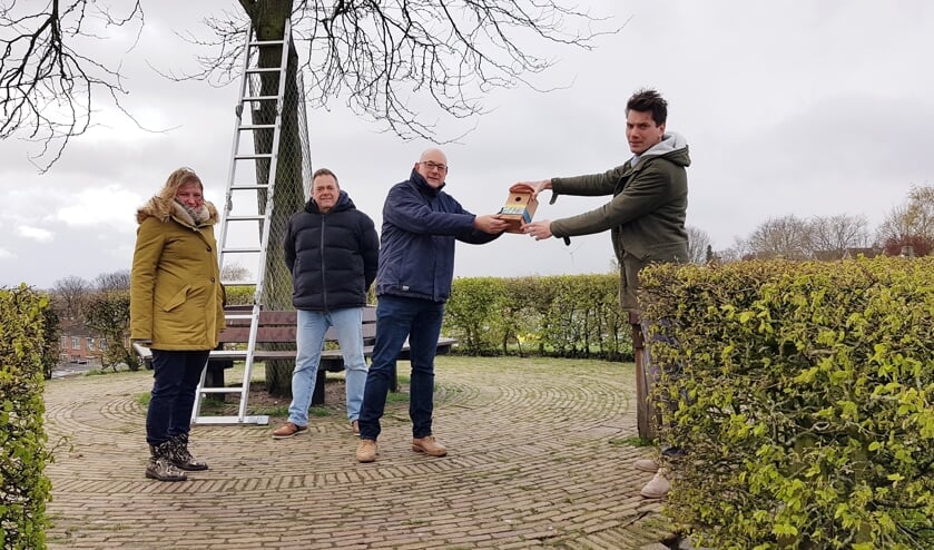 <p>Wethouder Jeffrey van Agtmaal (rechts) neemt een nestkastje in ontvangst.</p>