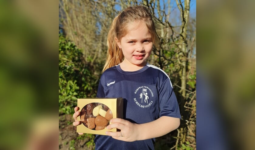 <p>Jeugdleden van Scheldevogels verkopen bonbons.</p>