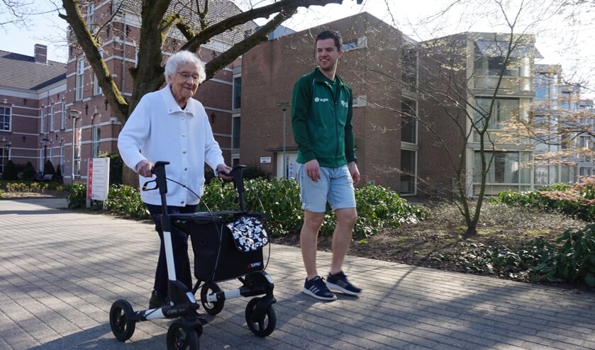 <p>Mevrouw Stoffelen aan het wandelen samen met Buurtsportcoach Menno.</p>
