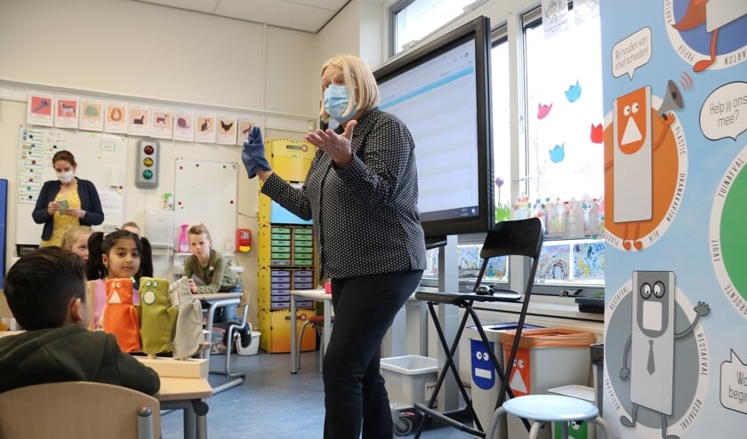 <p>Wethouder Wilma Baartmans geeft het startschot voor het afvaleducatieprogramma op de PiusX-school in Welberg.</p>
