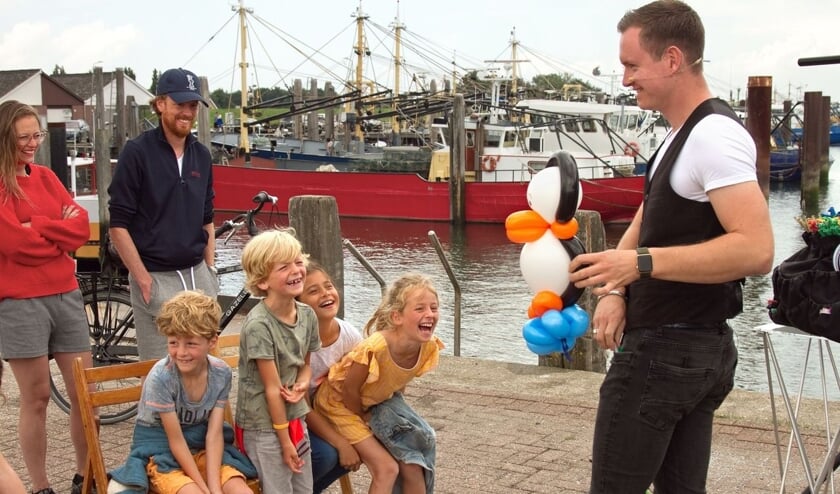 <p>Goochelaar Evert maakt kinderen aan het lachen.</p>
