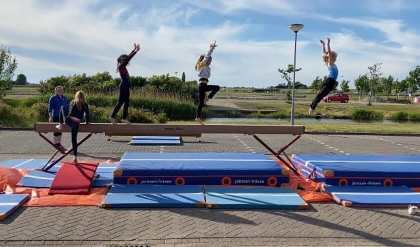 Leden trainen hun vaardigheden.