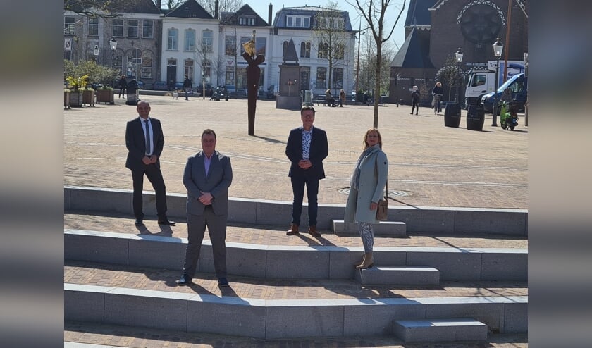 <p>Danny Dingemans, Lennard Zwaard, Michel van Opstal en Desiree Brummans in het centrum van Zevenbergen. </p>