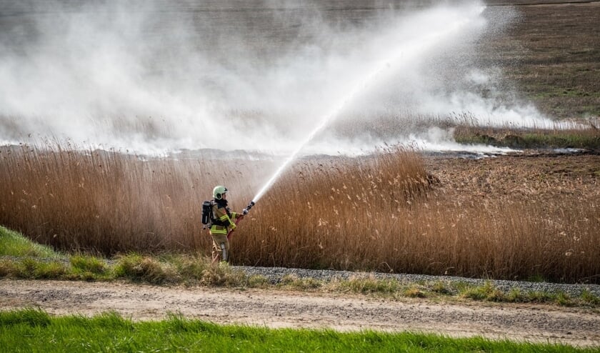 De brandweer had moeite met de brand onder controle te krijgen.